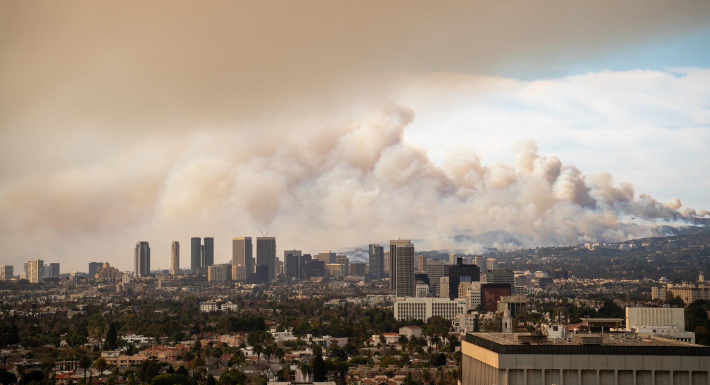 Dense smoke clouds above urban LA skyline