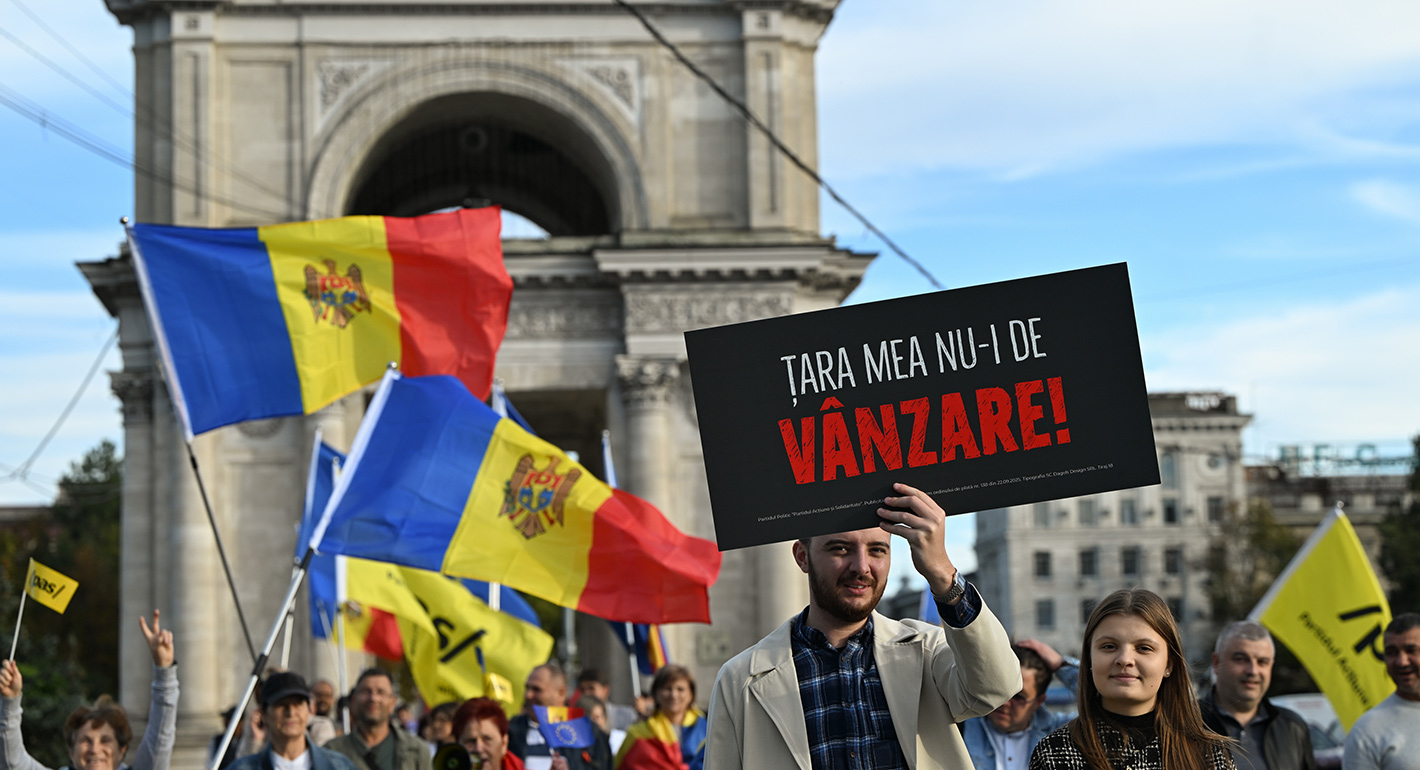 Hundreds of members and supporters of the ruling Party of Action and Solidarity (PAS) join Prime Minister Dorin Recean during a pro-EU rally on the final day of the electoral campaign in Chisinau, Moldova, on September 26, 2025. 