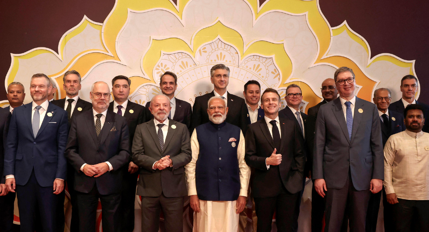 Photo of Lula da Silva, Narendra Modi, Emmanuel Macron, and other national leaders posing together.