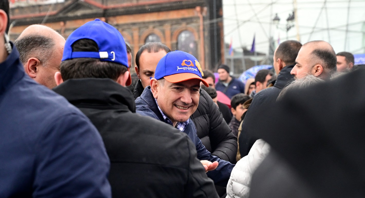 Pashinyan shaking hands