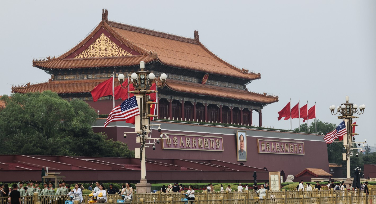 Tiananmen Gate with US and Chinese flags