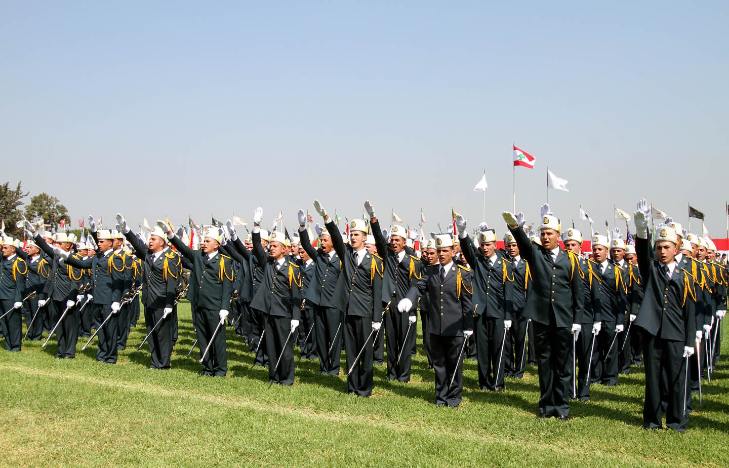 الولاءات وتشكيل الجماعات في سلك الضباط اللبنانيين