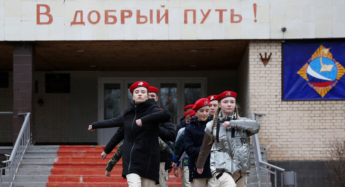 Интеллектуальное насилие: надзирать и показывать. Как идеология путинизма инфильтруется в образование