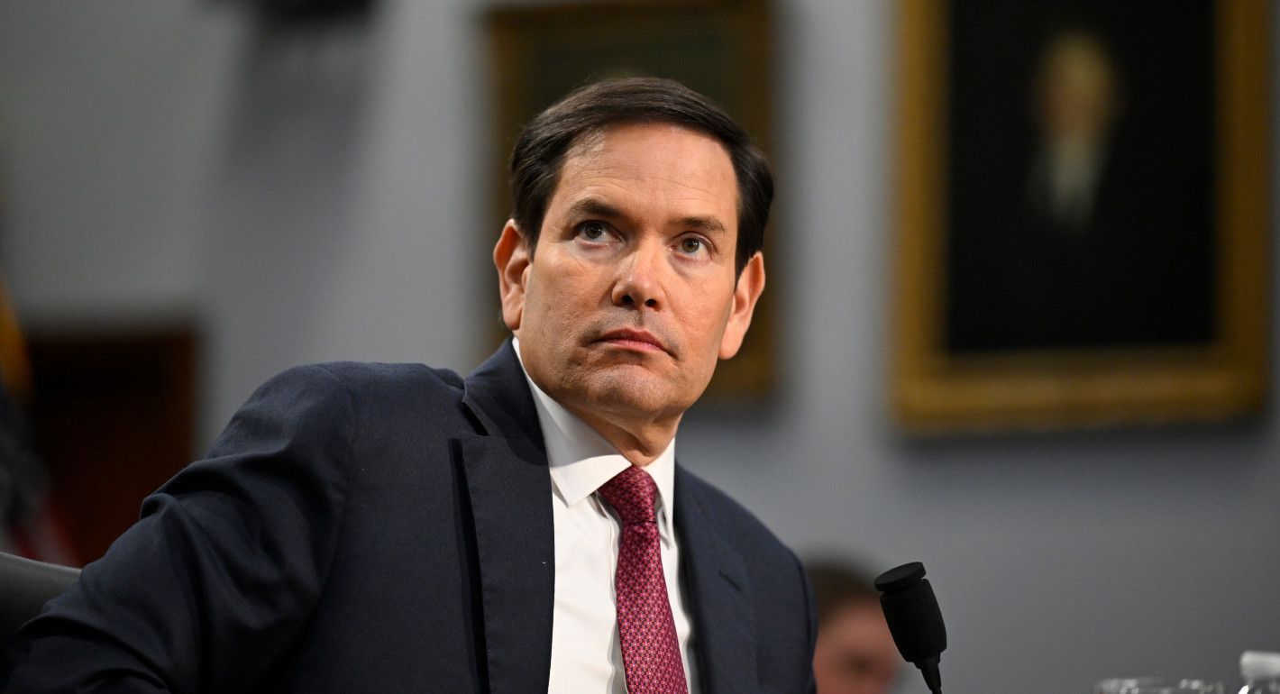 Rubio looking to the side, with a mic in front of him