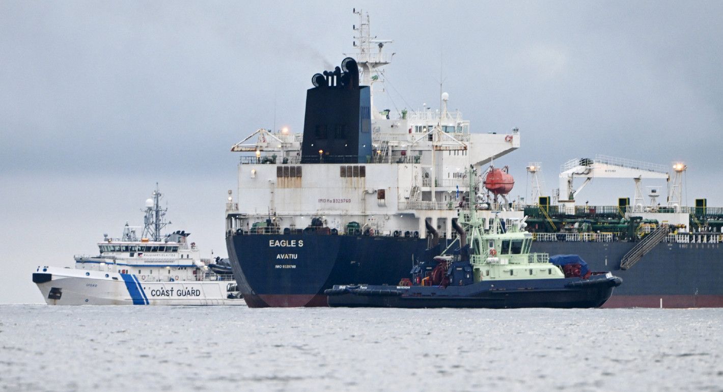 Photo of the oil tanker Eagle S next to a Finnish coast guard ship and tugboat.