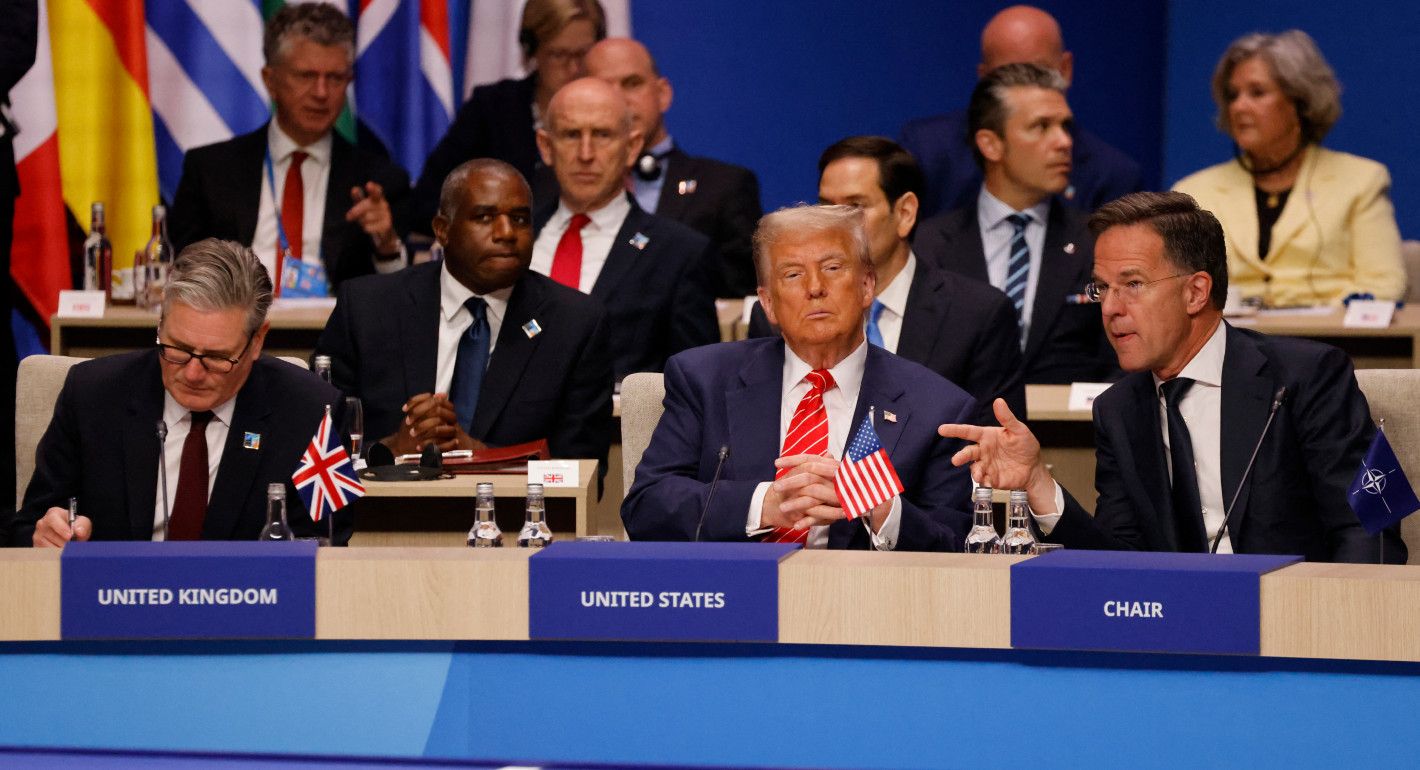 Starmer, Trump, and Rutte sitting at a table, with others behind them
